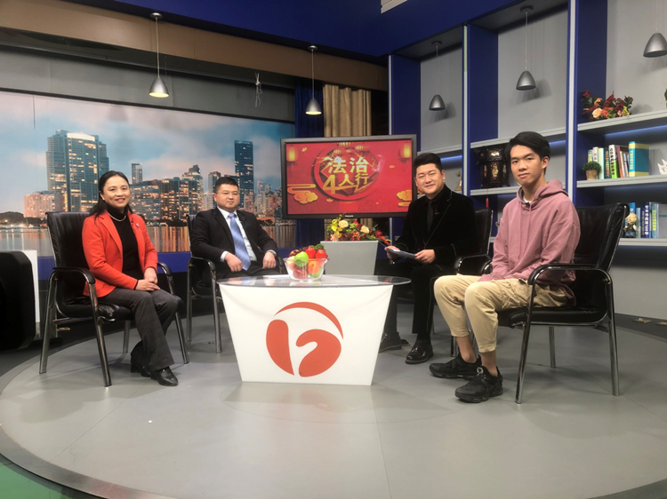 左二为本所主任喻钧禾,左三为安徽电视台科教频道主持人阿斌.